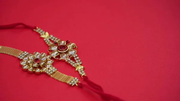 印度节 Raksha Bandhan 手镯印度传统的腕带 是兄弟姐妹间爱情的象征 — 图库照片