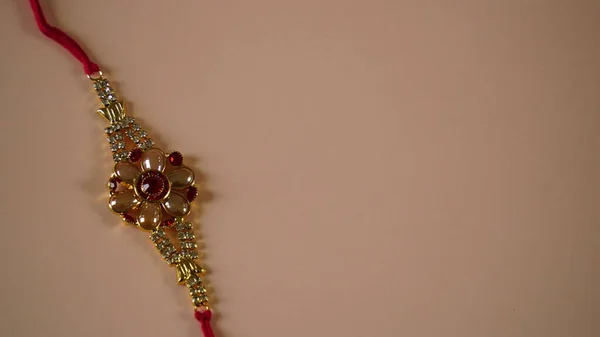 印度节 Raksha Bandhan 手镯印度传统的腕带 是兄弟姐妹间爱情的象征 — 图库照片