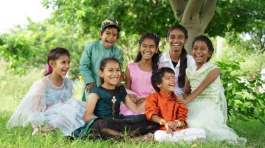 Hintli kardeşlerim Raksha Bandhan ya da Rakhi festivalini geleneksel giysiler giyerek ve doğa arka planında oturarak kutluyorlar.