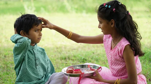 Eine Schwester Bindet Rakhi Die Hand Ihres Bruders Auf Dem — Stockfoto