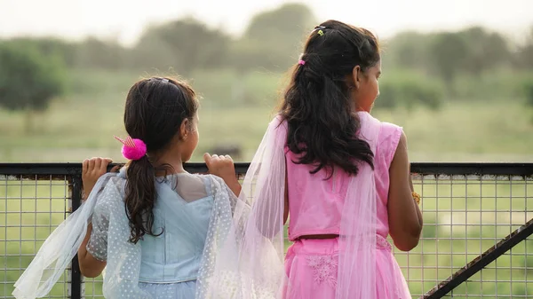 Portret Pięknych Indyjskich Dziewczynek Stojących Parku — Zdjęcie stockowe