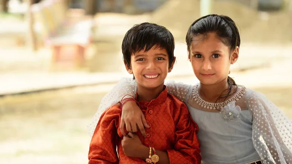 Cute Little Indian Sister Przywiązywanie Rakhi Nadgarstka Jej Młodszego Brata — Zdjęcie stockowe