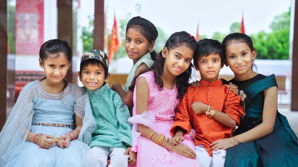 Indiai Testvérek Ünnepli Raksha Bandhan Vagy Rakhi Fesztivál Kertben Miközben — Stock Fotó