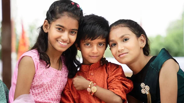 Irmã Indiana Bonito Ligando Rakhi Pulso Seu Irmão Mais Novo — Fotografia de Stock