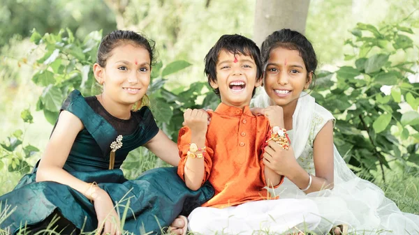Irmãos Irmãs Indianos Comemorando Festival Raksha Bandhan Rakhi Jardim Enquanto Fotografias De Stock Royalty-Free