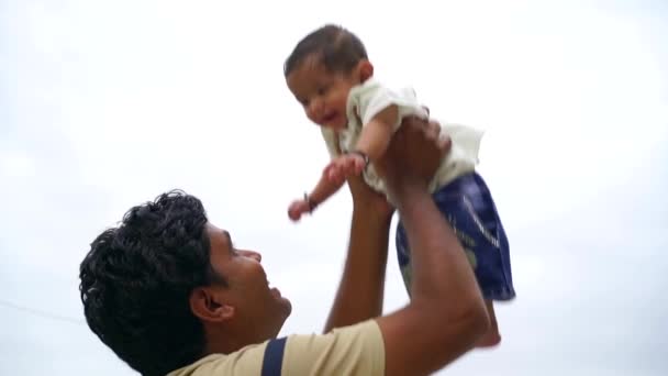 Milenial Hispanik Ayah Memegang Bayi Kecilnya Udara Taman Dekat — Stok Video