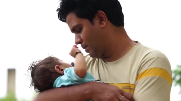 Millennial Padre Hispano Sosteniendo Pequeño Bebé Aire Parque Cerca — Vídeo de stock