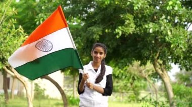 Üç renkli Kızılderili bayrağı olan Hintli kız. Mutlu Bağımsızlık Günü ya da Cumhuriyet Günü selamlaması için uygun.