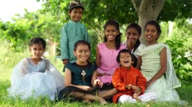 Hintli kardeşlerim Raksha Bandhan ya da Rakhi festivalini geleneksel giysiler giyerek ve doğa arka planında oturarak kutluyorlar.