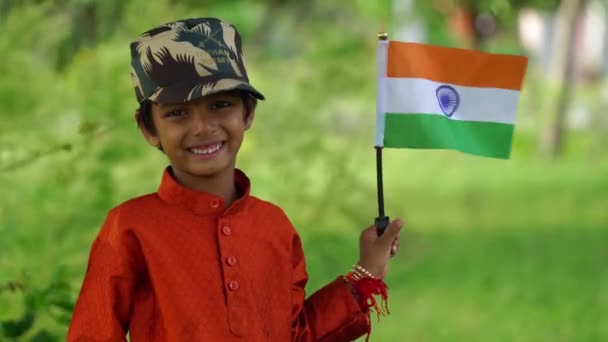 Liten Pojke Bär Orange Kurta Pyjamas Och Hålla Indisk Flagga — Stockvideo