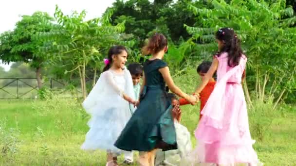 Eine Gruppe Fröhlicher Verspielter Indischer Dorfkinder Läuft Frühlingspark Freien Asiatische — Stockvideo