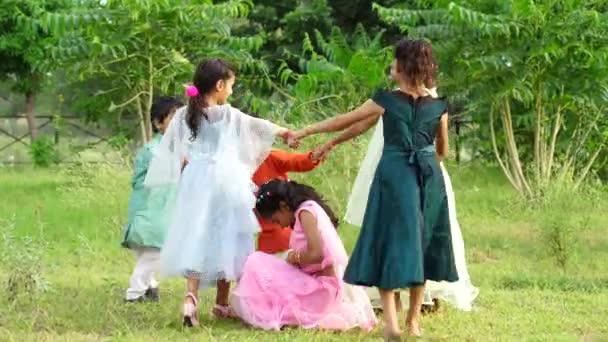 Groep Vrolijke Speelse Indiase Dorpskinderen Die Het Voorjaarspark Naar Buiten — Stockvideo