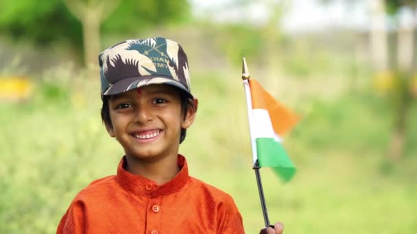 Kleiner Junge Orangefarbenem Kurta Pyjama Und Mit Indischer Flagge Anlässlich — Stockvideo