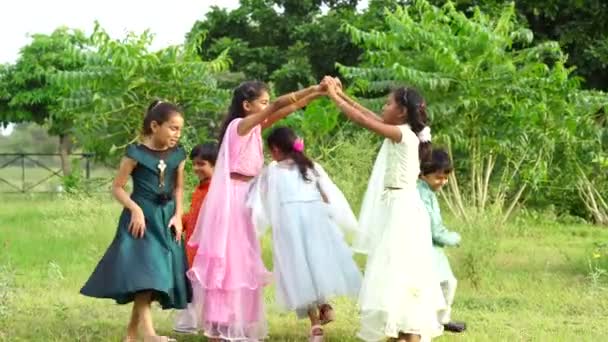 春の公園で屋外で遊び心のあるインドの村の子供たちのグループ アジアの田舎の子供たちが庭で遊んでいる サマーホリデー — ストック動画
