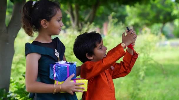Kleine Geschwister Ethnischer Kleidung Machen Selfie Anlässlich Des Raksha Bandhan — Stockvideo