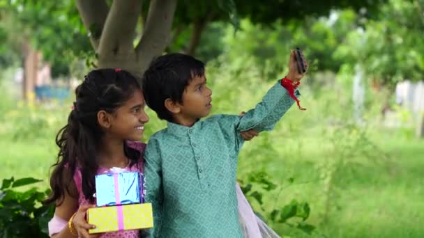 Małe Rodzeństwo Etnicznym Stroju Robi Selfie Okazji Obchodów Festiwalu Raksha — Wideo stockowe