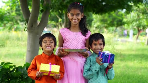 Індуїстські Брати Сестра Етнічному Одязі Тримають Індійські Цукерки Подарункові Коробки — стокове відео