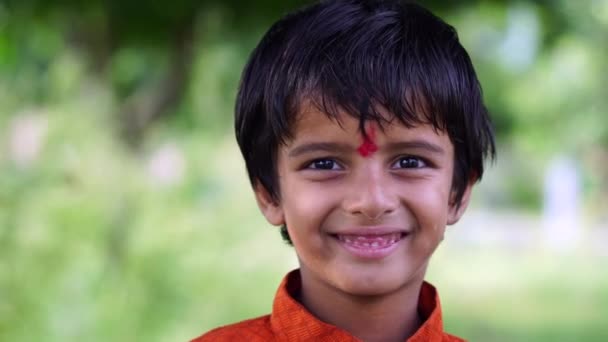 Portret Uśmiechniętego Indianina Close Portret Ładny Chłopczyk Tradycyjnym Indiańskim Stroju — Wideo stockowe