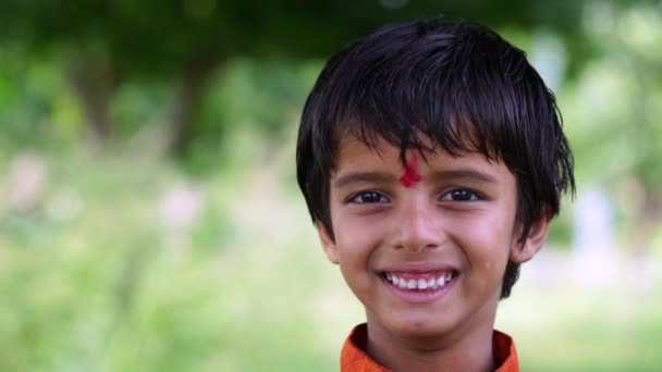 Porträt Eines Fröhlich Lachenden Indischen Jungen Nahaufnahme Porträt Hübsch Aussehender — Stockvideo