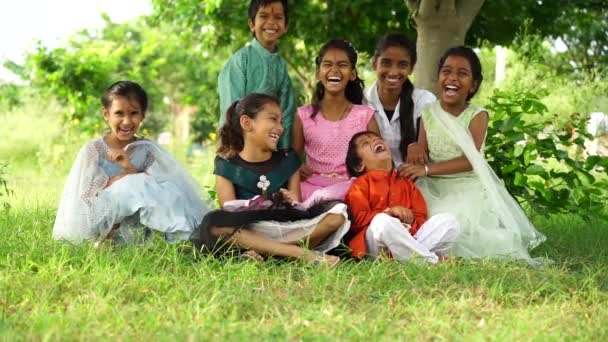 インドの兄弟姉妹は 伝統的な布を着て自然の背景の上に座っている間 庭でRaksha BandhanまたはRakhi祭りを祝います — ストック動画