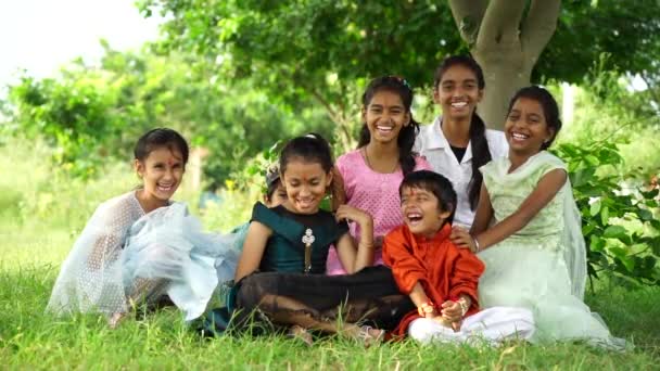 印度兄弟姐妹穿着传统服装 坐在大自然的背景下 在花园庆祝Raksha Bandhan或Rakhi节 — 图库视频影像