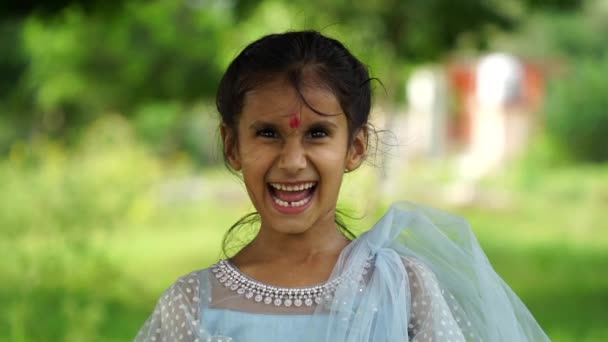 カメラで叫んでいるドレスの小さなインドの少女の肖像画 — ストック動画