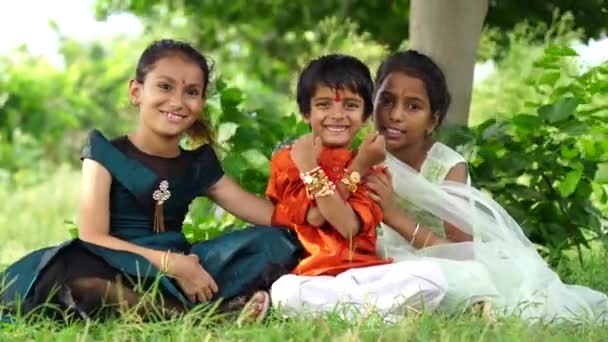Portrét Šťastných Indiánských Malých Dětí Obtěžovat Sestry Sobě Tradiční Látky — Stock video