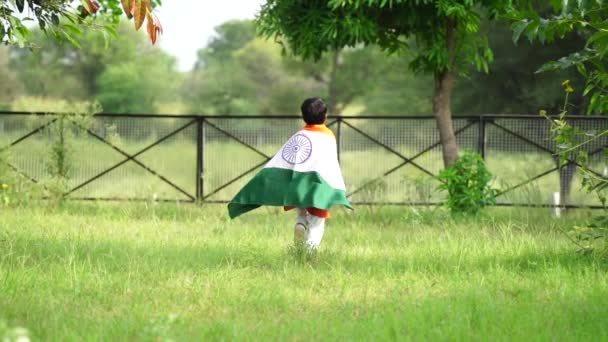 Menino Indiano Bonito Correndo Com Bandeira Tricolor Indiana Vegetação Fundo — Vídeo de Stock
