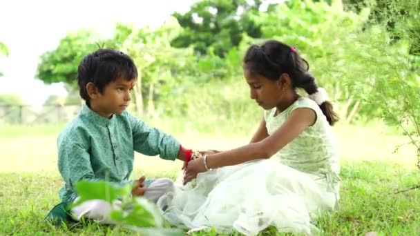 Roztomilý Indický Dívka Šaty Váže Náramek Pro Jeho Mladší Bratr — Stock video
