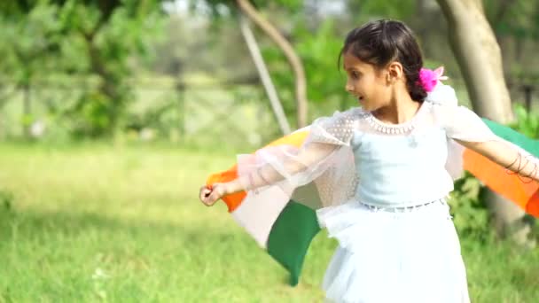 インドの独立記念日にインドの旗で走るかわいいインドの女の子 — ストック動画