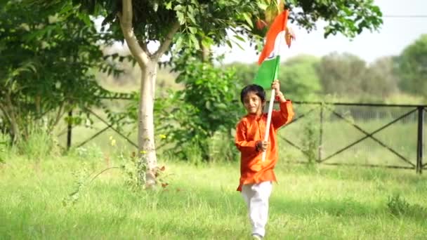Cute Little Indyjski Chłopiec Działa Indyjskiej Flagi Tricolour Zieleni Tle — Wideo stockowe