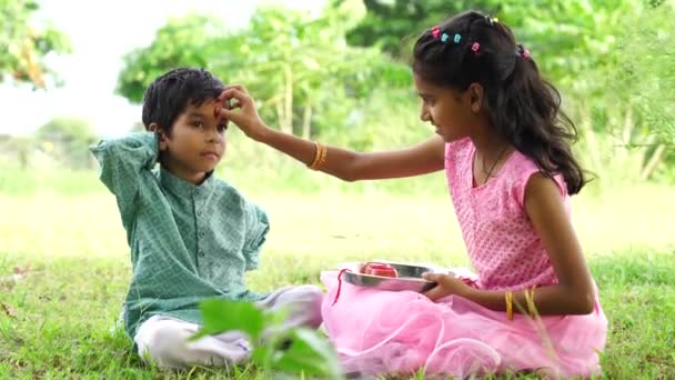 在印度拉卡班汉节期间 快乐的印度少女将拉卡希绑在兄弟手上 印度文化 关系和场合的概念 — 图库视频影像
