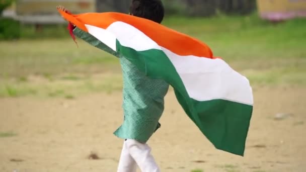 Netter Kleiner Indischer Junge Läuft Mit Indischer Trikolore Flagge Auf — Stockvideo