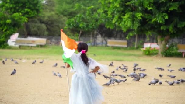 Söt Indisk Flicka Klänning Kör Med Indisk Flagga Självständighetsdagen Firande — Stockvideo