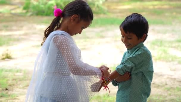 Schattig Indiaans Meisje Jurk Bindt Armband Voor Zijn Broertje Bij — Stockvideo