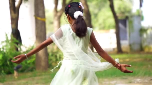 かわいい女の子が緑の庭や秋の公園で遊んでいる — ストック動画