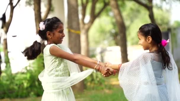 Szczęśliwy Indyjskie Dziewczyny Piękne Sukienki Taniec Razem — Wideo stockowe