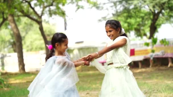 Щасливі Індійські Дівчата Красивих Сукнях Танцюють Разом — стокове відео