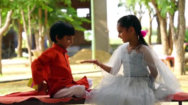 Söt Indisk Syster Och Bror Firar Raksha Bandhan Festival Eller — Stockvideo