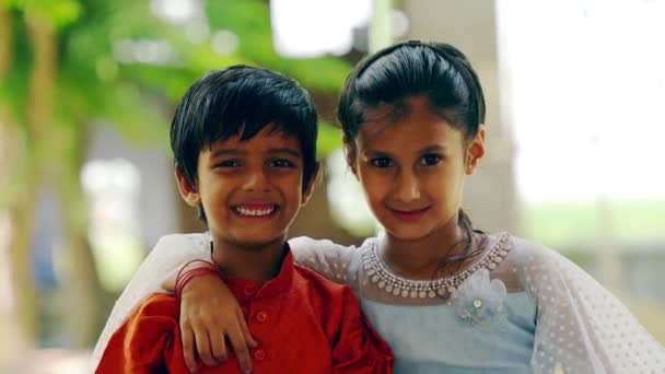 Porträtt Glad Indisk Bror Och Syster Bär Traditionella Indiankläder Festivalen — Stockvideo