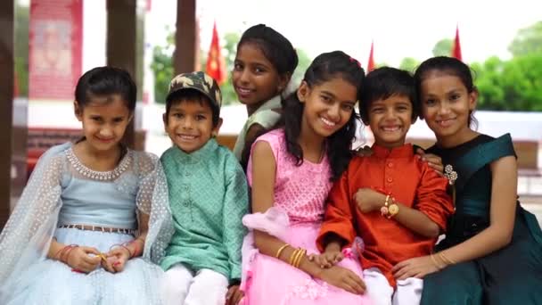 Μικρά Παιδιά Που Φορούν Παραδοσιακό Ινδικό Φόρεμα Και Απολαμβάνουν Ινδικό — Αρχείο Βίντεο