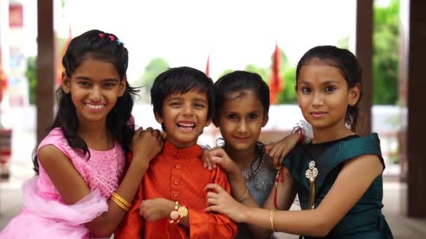 穿着传统印第安服装的小孩们享受着印第安人的节日 身着民族服装的孩子们看着相机 — 图库视频影像