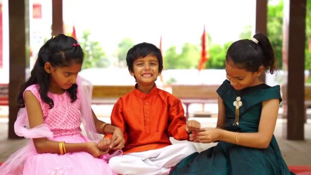 Glückliches Kleines Indisches Mädchen Bindet Rakhi Während Des Raksha Bandhan — Stockvideo