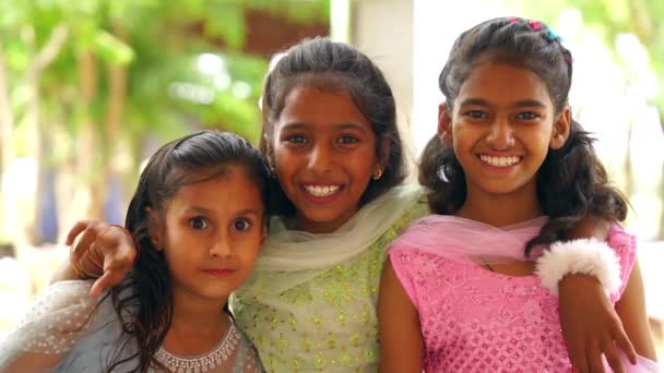 インドのフェスティバルを楽しむ伝統的なインドのドレスを着た小さな子供たち カメラを見ている民族服の子供たち — ストック動画