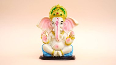 Hindu tanrısı Ganesha 'nın heykeli pembe arka planda. Ganesh Chaturthi, Ganesha Festivali 'ni kutlayın.