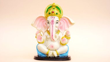 Hindu tanrısı Ganesha 'nın heykeli pembe arka planda. Ganesh Chaturthi, Ganesha Festivali 'ni kutlayın.