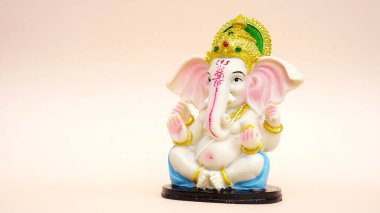 Hindu tanrısı Ganesha 'nın heykeli pembe arka planda. Ganesh Chaturthi, Ganesha Festivali 'ni kutlayın.