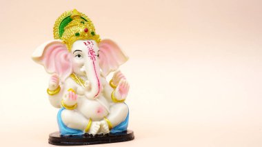 Hindu tanrısı Ganesha 'nın heykeli pembe arka planda. Ganesh Chaturthi, Ganesha Festivali 'ni kutlayın.