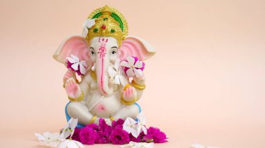 Hindu tanrısı Ganesha 'nın heykeli pembe arka planda. Tanrı Ganesha festivalini kutlayın..