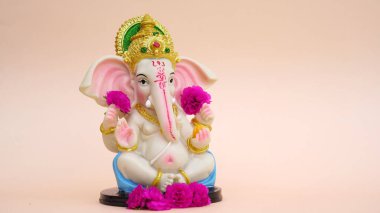 Hindu tanrısı Ganesha 'nın heykeli pembe arka planda. Tanrı Ganesha festivalini kutlayın. Boşluğu Kopyala